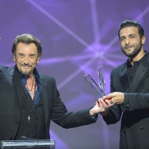 Johnny Hallyday reçoit la Victoire de l'album de chansons de l'année au côté de Yodelice (Maxim Nucci) qui a produit l'album "De l'amour" - Victoires de la musique au Zénith de Paris, le 12 février 2016.