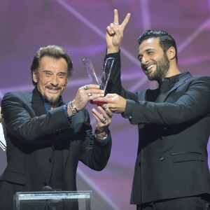 Johnny Hallyday reçoit la Victoire de l'album de chansons de l'année au côté de Yodelice (Maxim Nucci) qui a produit l'album "De l'amour" - Victoires de la musique au Zénith de Paris, le 12 février 2016.