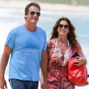 Cindy Crawford et son mari Rande Gerber se promènent sur la plage à Saint-Barthélemy, le 21 février 2016.