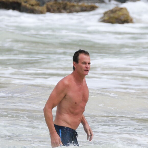 Cindy Crawford et son mari Rande Gerber se promènent sur la plage à Saint-Barthélemy, le 21 février 2016.