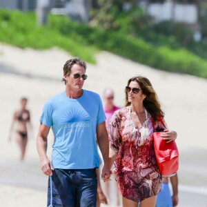 Cindy Crawford et son mari Rande Gerber se promènent sur la plage à Saint-Barth, le 21 février 2016.