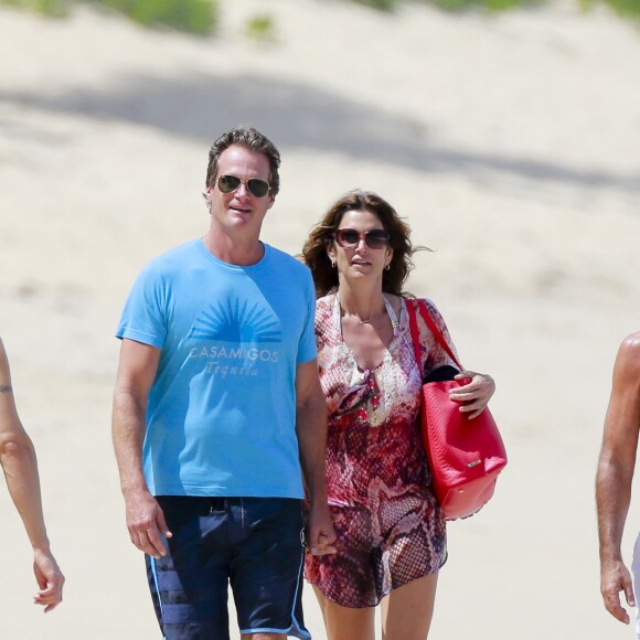 Cindy Crawford et son mari Rande Gerber se promènent sur la plage à Saint-Barthélemy, le 21 février 2016.