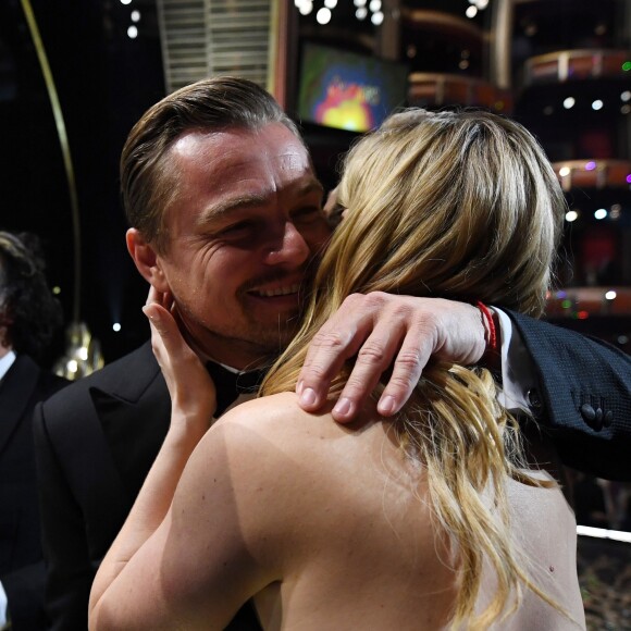 Leonardo DiCaprio félicité par son amie Kate Winslet - 88e cérémonie des Oscars à Los Angeles le 28 février 2016