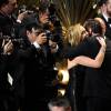Leonardo DiCaprio félicité par son amie Kate Winslet - 88e cérémonie des Oscars à Los Angeles le 28 février 2016