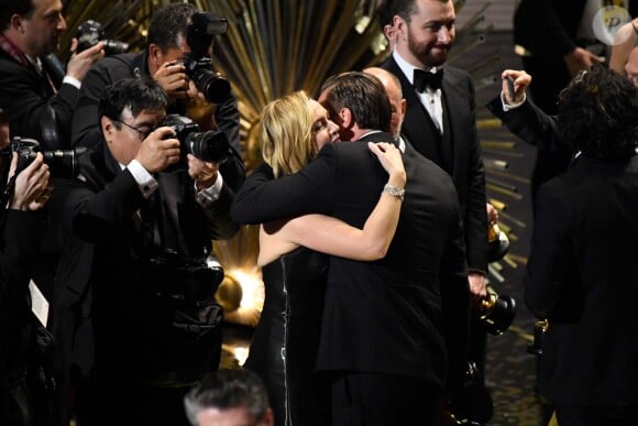 Leonardo DiCaprio félicité par son amie Kate Winslet - 88e cérémonie des Oscars à Los Angeles le 28 février 2016