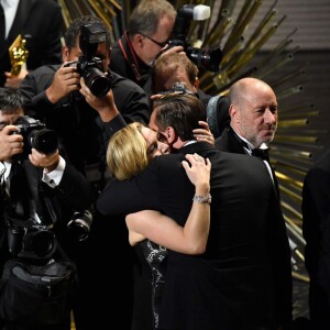 Leonardo DiCaprio félicité par son amie Kate Winslet - 88e cérémonie des Oscars à Los Angeles le 28 février 2016
