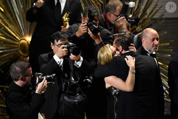 Leonardo DiCaprio félicité par son amie Kate Winslet - 88e cérémonie des Oscars à Los Angeles le 28 février 2016