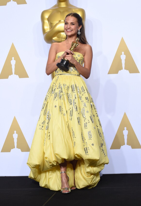 Alicia Vikander (Oscar du meilleur second rôle féminin pour le film "The Danish Girl"), habillée d'une robe sur mesure Louis Vuitton - 88ème cérémonie des Oscars à Hollywood, le 28 février 2016.