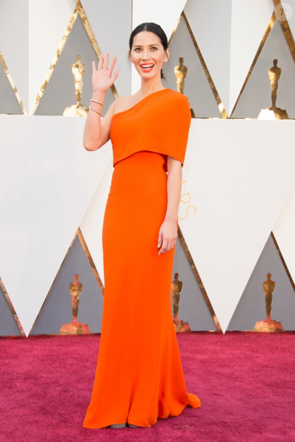 Olivia Munn, habillée d'une robe orange Stella McCartney - 88ème cérémonie des Oscars à Hollywood, le 28 février 2016.