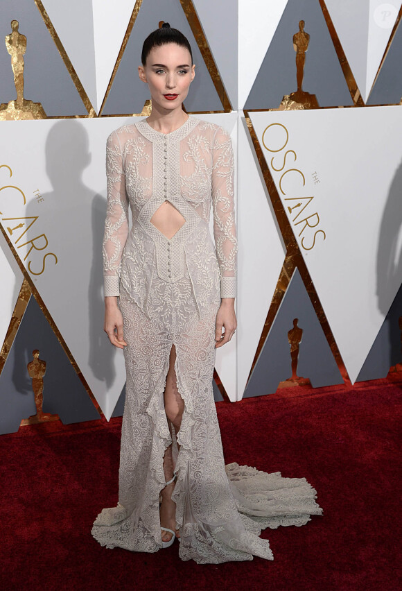 Rooney Mara vêtue d'une robe sur mesure haute couture Givenchy par Riccardo Tisci - 88ème cérémonie des Oscars à Hollywood, le 28 février 2016.