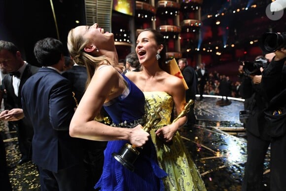 Brie Larson et Alicia Vikander, meilleur actrice et meilleur second rôle féminin, sur un nuage lors des 88e Oscars. Los Angeles, le 28 février 2016.