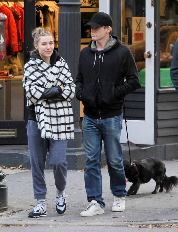 Michael C. Hall se promène avec sa compagne Morgan Macgregor et son chien dans les rues de New York, le 31 octobre 2015