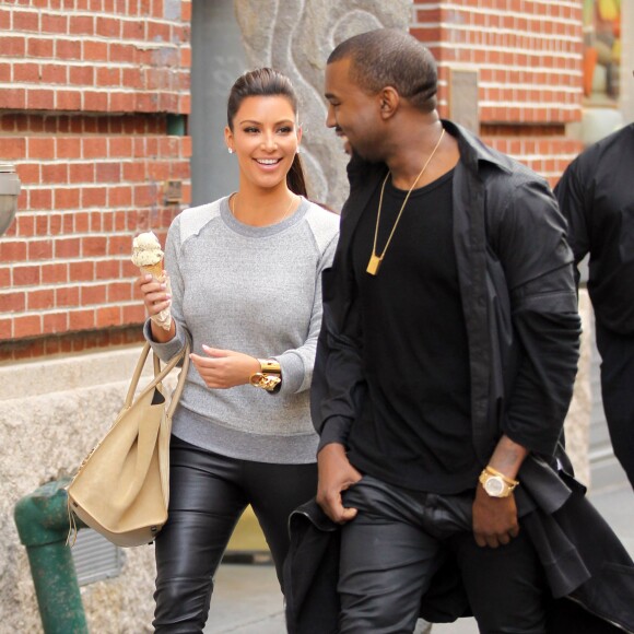 Kim Kardashian et Kanye West dans le quartier de SoHo à New York. Avril 2012.