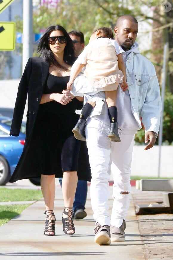 Kanye West, Kim Kardashian et North West à West Hollywood, Los Angeles, le 21 février 2016.