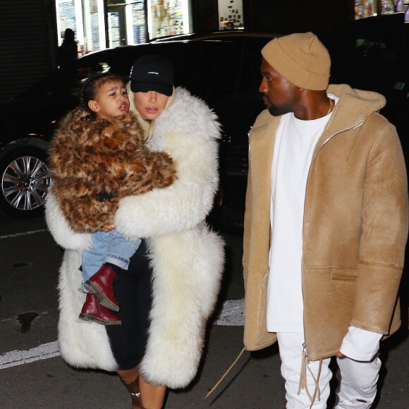 Kim Kardashian, son mari Kanye West et leur fille North sortent en famille le soir de la Saint-Valentin à New York le 14 février 2016.
