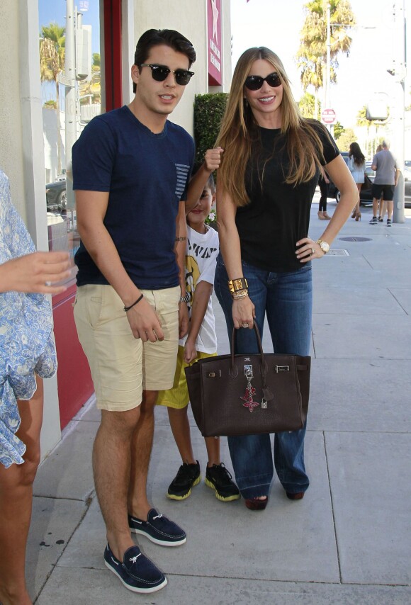 Sofia Vergara se promene avec son fils Manolo dans les rues de Beverly Hills. Le 17 aout 2013