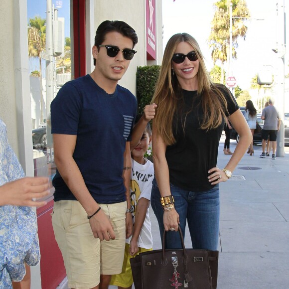 Sofia Vergara se promene avec son fils Manolo dans les rues de Beverly Hills. Le 17 aout 2013