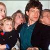 Jerry Hall, Mick Jagger et leur fils James en 1990.