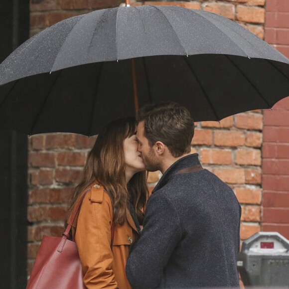 Dakota Johnson et Jamie Dornan s'embrassent sur le tournage de 'Fifty Shades Darker' à Vancouver, le 1er mars 2016