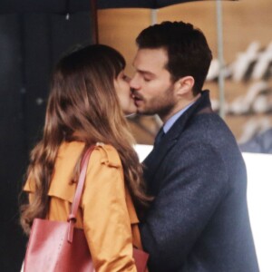 Dakota Johnson et Jamie Dornan s'embrassent sur le tournage de 'Fifty Shades Darker' à Vancouver, le 1er mars 2016