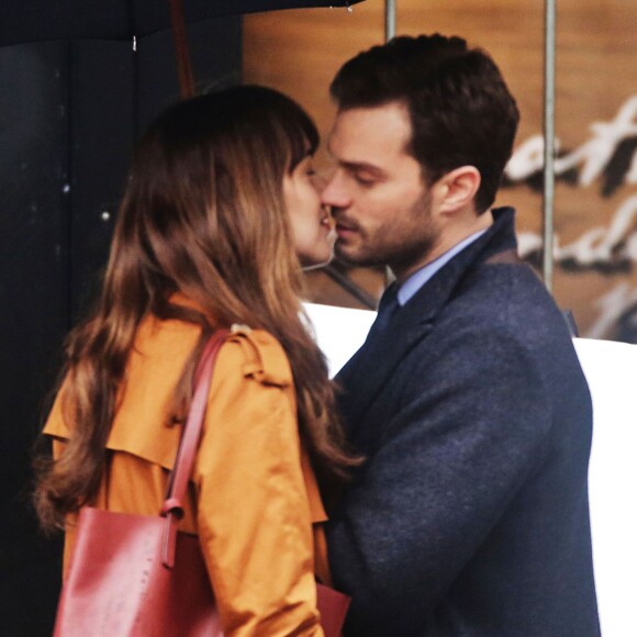 Dakota Johnson et Jamie Dornan s'embrassent sur le tournage de 'Fifty Shades Darker' à Vancouver, le 1er mars 2016