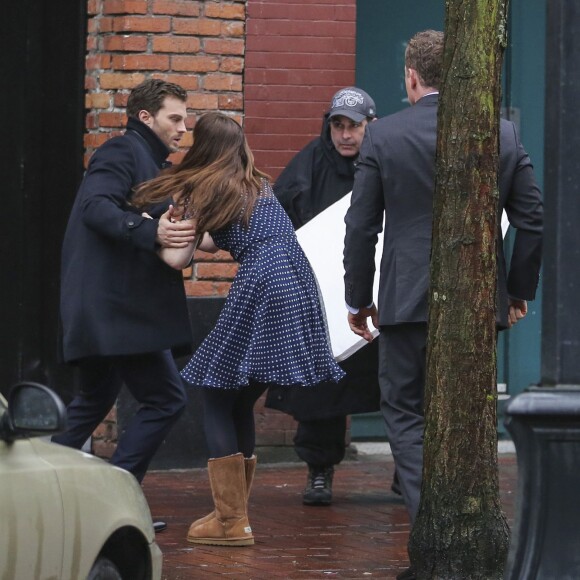 Dakota Johnson, Jamie Dornan et Max Martini sur le tournage de 'Fifty Shades Darker' à Vancouver, le 1er mars 2016