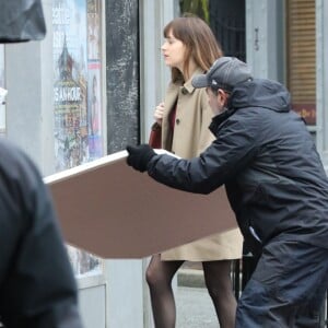 Dakota Johnson en tournage à Vancouver sur le film "Fifty Shades Darker" le 2 mars 2016.