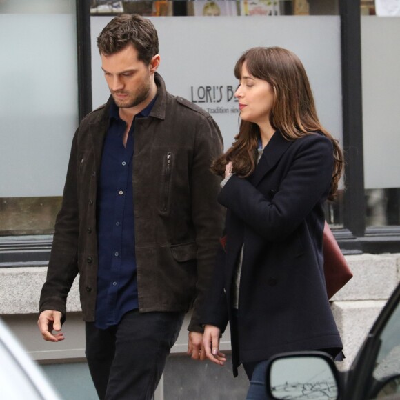 Jamie Dornan et Dakota Johnson main dans la main sur le tournage de 'Fifty Shades Darker' à Vancouver, le 2 mars 2016