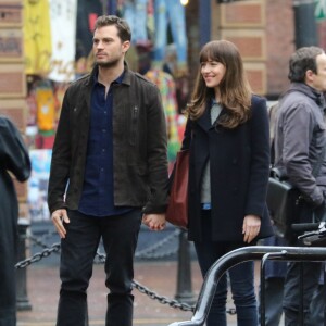 Jamie Dornan et Dakota Johnson main dans la main sur le tournage de 'Fifty Shades Darker' à Vancouver, le 2 mars 2016