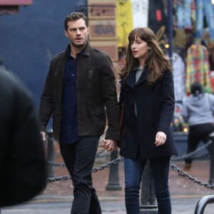 Jamie Dornan et Dakota Johnson main dans la main sur le tournage de 'Fifty Shades Darker' à Vancouver, le 2 mars 2016