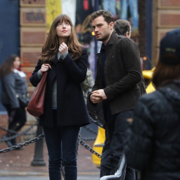 Jamie Dornan et Dakota Johnson main dans la main sur le tournage de 'Fifty Shades Darker' à Vancouver, le 2 mars 2016