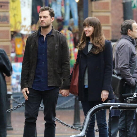 Jamie Dornan et Dakota Johnson main dans la main sur le tournage de 'Fifty Shades Darker' à Vancouver, le 2 mars 2016