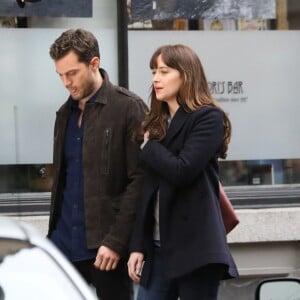 Jamie Dornan et Dakota Johnson main dans la main sur le tournage de 'Fifty Shades Darker' à Vancouver, le 2 mars 2016