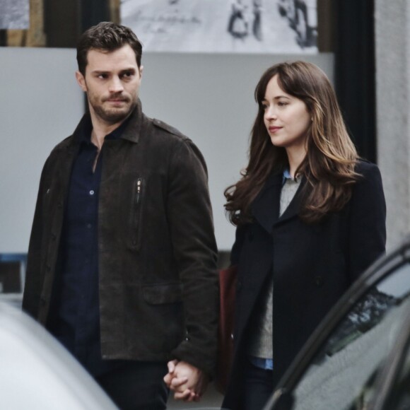 Jamie Dornan et Dakota Johnson main dans la main sur le tournage de 'Fifty Shades Darker' à Vancouver, le 2 mars 2016