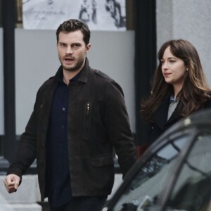 Jamie Dornan et Dakota Johnson main dans la main sur le tournage de 'Fifty Shades Darker' à Vancouver, le 2 mars 2016