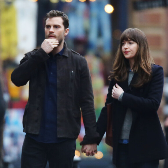 Jamie Dornan et Dakota Johnson main dans la main sur le tournage de 'Fifty Shades Darker' à Vancouver, le 2 mars 2016