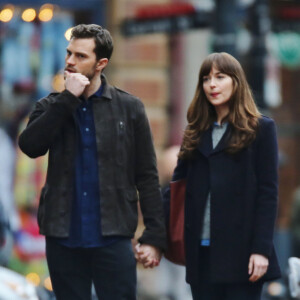 Jamie Dornan et Dakota Johnson main dans la main sur le tournage de 'Fifty Shades Darker' à Vancouver, le 2 mars 2016