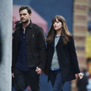 Jamie Dornan et Dakota Johnson main dans la main sur le tournage de 'Fifty Shades Darker' à Vancouver, le 2 mars 2016