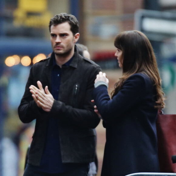 Jamie Dornan et Dakota Johnson main dans la main sur le tournage de 'Fifty Shades Darker' à Vancouver, le 2 mars 2016