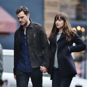 Jamie Dornan et Dakota Johnson main dans la main sur le tournage de 'Fifty Shades Darker' à Vancouver, le 2 mars 2016