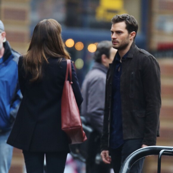 Jamie Dornan et Dakota Johnson main dans la main sur le tournage de 'Fifty Shades Darker' à Vancouver, le 2 mars 2016