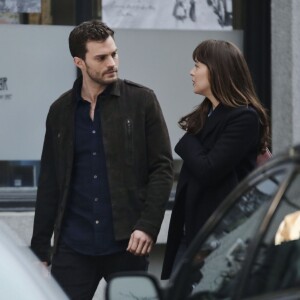 Jamie Dornan et Dakota Johnson main dans la main sur le tournage de 'Fifty Shades Darker' à Vancouver, le 2 mars 2016