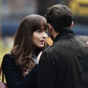 Jamie Dornan et Dakota Johnson main dans la main sur le tournage de 'Fifty Shades Darker' à Vancouver, le 2 mars 2016