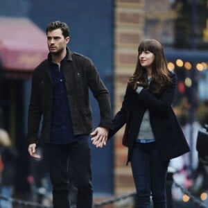 Jamie Dornan et Dakota Johnson main dans la main sur le tournage de 'Fifty Shades Darker' à Vancouver, le 2 mars 2016