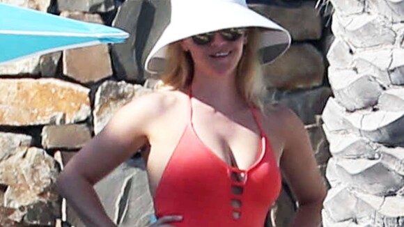 Reese Witherspoon bombesque en maillot de bain : Au soleil, la star rayonne !