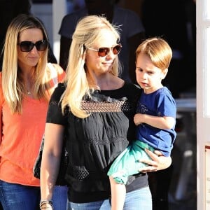 Sarah Michelle Gellar à la sortie du Brentwood Country Mart avec son fils Rocky, le 13 août 2015.