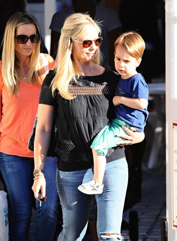 Sarah Michelle Gellar à la sortie du Brentwood Country Mart avec son fils Rocky, le 13 août 2015.