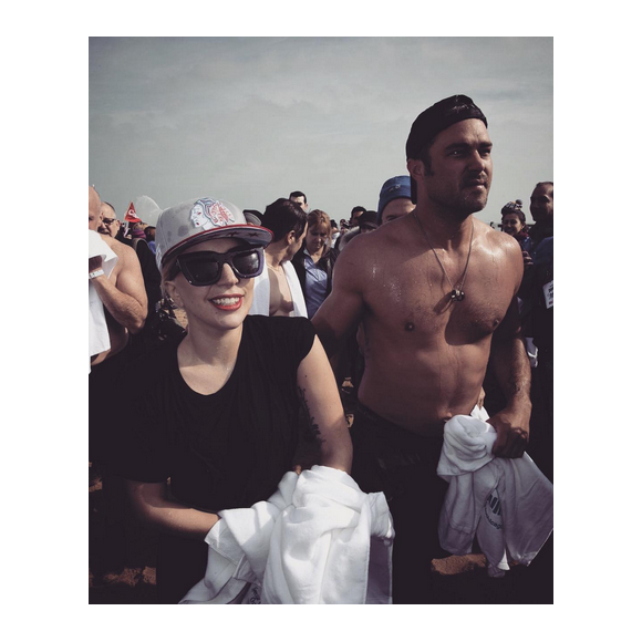 Lady Gaga et son fiancé Taylor Kinney lors de la plongée polaire de Chicago en faveur des Jeux Olympiques Spéciaux de la ville. Photo publiée sur Instagram, le 6 mars 2016.