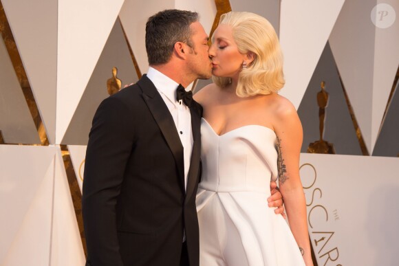 Lady Gaga et son compagnon Taylor Kinney à la 88ème cérémonie des Oscars à Hollywood, le 28 février 2016