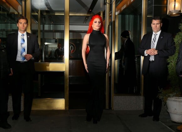 Lady Gaga, les cheveux rouges, à la sortie de son hôtel à New York, le 17 février 2016